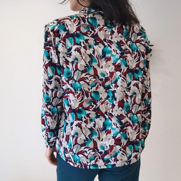 Medium vintage jabot collared floral blouse, blue, red and white retro top - Picture 7 of 8